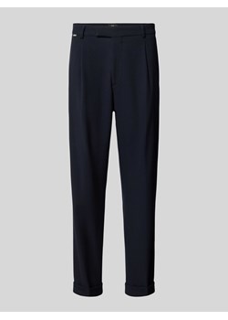 Spodnie materiałowe o kroju slim fit z zakładkami w pasie ze sklepu Peek&Cloppenburg  w kategorii Spodnie męskie - zdjęcie 175423920
