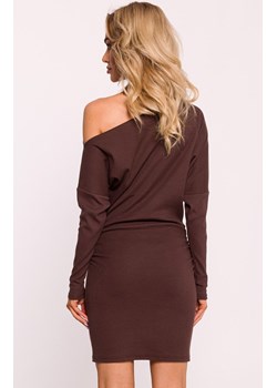 Prążkowana sukienka mini z odkrytymi ramionami brązowa M818, Kolor brązowy, Rozmiar 2XL/3XL, MOE ze sklepu Primodo w kategorii Sukienki - zdjęcie 175432602