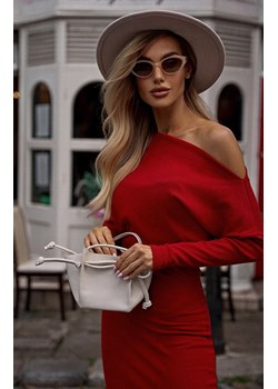 Prążkowana sukienka mini z odkrytymi ramionami czerwona M818, Kolor czerwony, Rozmiar 2XL/3XL, MOE ze sklepu Primodo w kategorii Sukienki - zdjęcie 175432612