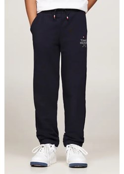 Tommy Hilfiger Spodnie dresowe | Regular Fit ze sklepu Gomez Fashion Store w kategorii Spodnie chłopięce - zdjęcie 175468160