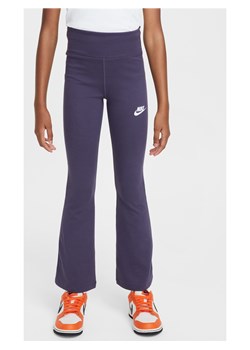 Dziewczęce legginsy z wysokim stanem i rozszerzanymi nogawkami Nike Sportswear Classic - Fiolet ze sklepu Nike poland w kategorii Spodnie damskie - zdjęcie 175481620