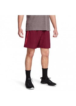 Męskie spodenki treningowe Under Armour UA Tech Woven Wordmark Short - czerwone ze sklepu Sportstylestory.com w kategorii Spodenki męskie - zdjęcie 175499781