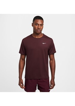 Męska koszulka z krótkim rękawem do biegania Nike Dri-FIT UV Miler - Czerwony ze sklepu Nike poland w kategorii T-shirty męskie - zdjęcie 175500361