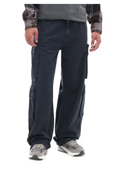 Cropp - Szare spodnie loose z kieszeniami cargo - szary ze sklepu Cropp w kategorii Spodnie męskie - zdjęcie 175506532