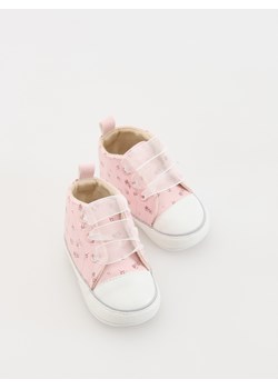 Reserved - Trampki z imitacji skóry - pastelowy róż ze sklepu Reserved w kategorii Buciki niemowlęce - zdjęcie 175515904
