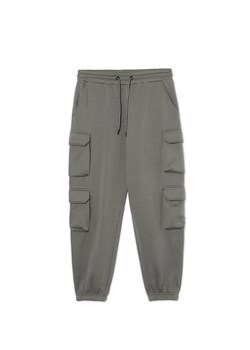 Cropp - Szare dresowe joggery z kieszeniami cargo - szary ze sklepu Cropp w kategorii Spodnie męskie - zdjęcie 175533493