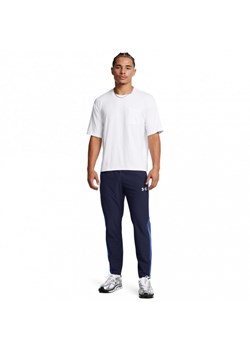 Męskie spodnie treningowe Under Armour UA Woven Utility Pants -granatowe ze sklepu Sportstylestory.com w kategorii Spodnie męskie - zdjęcie 175535181