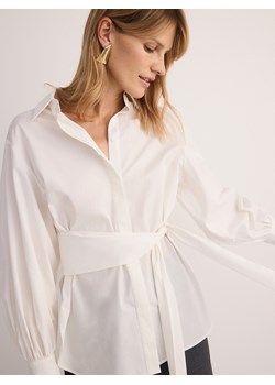 Reserved - Bawełniana koszula z wiązaniem - biały - id: 9941H-00X - marki Reserved - 175539674 Reserved - Bawełniana koszula z wiązaniem - biały ze sklepu Reserved w kategorii Koszule damskie - zdjęcie 175539674