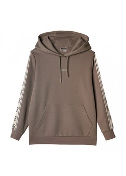 Damska bluza dresowa nierozpinana z kapturem Guess Carla Hooded Sweatshirt - brązowa ze sklepu Sportstylestory.com w kategorii Bluzy damskie - zdjęcie 175551401