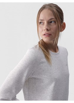 Damska bluza dresowa nierozpinana bez kaptura 4F 4FWMM00TSWSF1469 - szara ze sklepu Sportstylestory.com w kategorii Bluzy damskie - zdjęcie 175556932