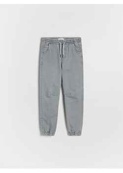Reserved - Wysokoelastyczne spodnie jogger - jasnoszary ze sklepu Reserved w kategorii Spodnie chłopięce - zdjęcie 175581830