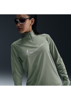 Damska środkowa warstwa ubioru do biegania z zamkiem 1/4 Dri-FIT Nike Swoosh - Zieleń ze sklepu Nike poland w kategorii Bluzki damskie - zdjęcie 175589732