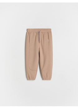 Reserved - Dresowe spodnie jogger - beżowy ze sklepu Reserved w kategorii Spodnie chłopięce - zdjęcie 175593042