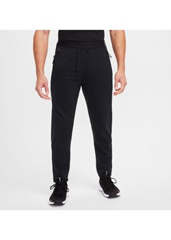 Nike A.P.S. Męskie uniwersalne spodnie Stealth Dri-FIT ADV - Czerń ze sklepu Nike poland w kategorii Spodnie męskie - zdjęcie 175609461