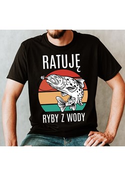 KOSZULKA DLA WĘDKARZA RATUJĘ RYBY Z WODY ze sklepu Time For Fashion w kategorii T-shirty męskie - zdjęcie 175637362