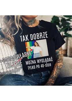 damska koszulka na 40-stke ze zdjęciem TAK DOBRZE MOŻNA WYGLĄDAĆ TLYKO ze sklepu Time For Fashion w kategorii Bluzki damskie - zdjęcie 175638300