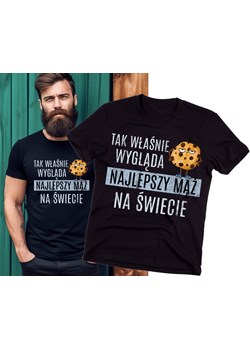 KOSZULKA DLA MĘŻA TAK WŁAŚNIE WYGLĄDA NAJLEPSZY MĄŻ NA ŚWIECIE ze sklepu Time For Fashion w kategorii T-shirty męskie - zdjęcie 175639101