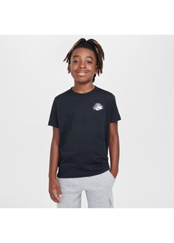 T-shirt z grafiką dla dużych dzieci (chłopców) Nike Sportswear Standard Issue - Czerń ze sklepu Nike poland w kategorii T-shirty chłopięce - zdjęcie 175652690