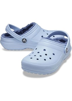 Crocs Chodaki &quot;Classic Lined&quot; w kolorze błękitnym ze sklepu Limango Polska w kategorii Klapki dziecięce - zdjęcie 175668304