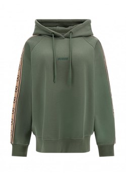 Damska bluza dresowa nierozpinana z kapturem Guess Britney Hooded - oliwkowa/khaki ze sklepu Sportstylestory.com w kategorii Bluzy damskie - zdjęcie 175674363