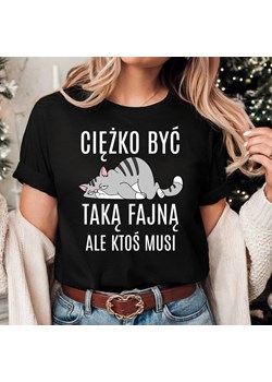 CIEŻKO BYĆ TAKĄ FAJNĄ ALE KTOŚ MUSI - ŚMIESZNA DAMSKA KOSZULKA NA PREZENT ze sklepu Time For Fashion w kategorii Bluzki damskie - zdjęcie 175745170