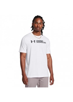 Męski t-shirt z nadrukiem Under Armour UA M Sliced Wordmark 60/40s Ss - biały ze sklepu Sportstylestory.com w kategorii T-shirty męskie - zdjęcie 175826724