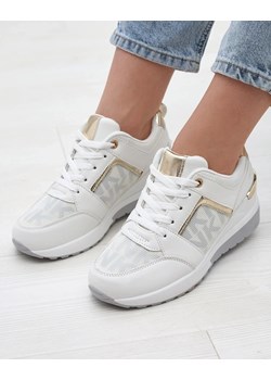 Royalfashion Sportowe sneakersy damskie na koturnie w kolorze białym Foqso ze sklepu royalfashion.pl w kategorii Buty sportowe damskie - zdjęcie 175984562