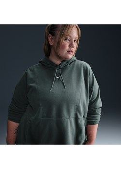 Damska bluza z kapturem z dzianiny o kroju oversize Therma-FIT Nike One (duże rozmiary) - Zieleń ze sklepu Nike poland w kategorii Bluzy damskie - zdjęcie 176053061