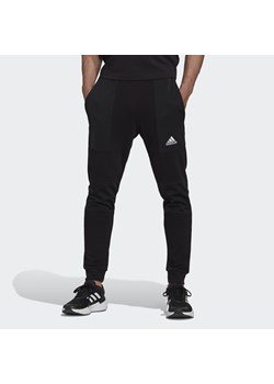 Spodnie męskie adidas Essentials BrandLove French Terry ze sklepu Decathlon w kategorii Spodnie męskie - zdjęcie 176090974