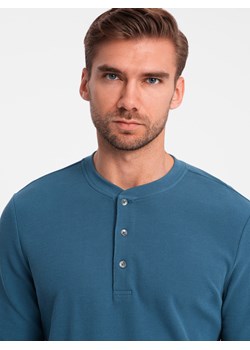 Longsleeve męski z dzianiny waflowej zapinany pod szyją – niebieski denim V4 OM-LSCL-0120 ze sklepu ombre w kategorii T-shirty męskie - zdjęcie 176248084