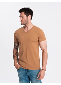 Męska klasyczna bawełniana koszulka z dekoltem w serek BASIC – brązowa V9 OM-TSBS-0145 ze sklepu ombre w kategorii T-shirty męskie - zdjęcie 176276624