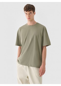 Męski t-shirt oversize basic męski Outhorn OTHWAW24TTSHM2157 - khaki ze sklepu Sportstylestory.com w kategorii T-shirty męskie - zdjęcie 176280894