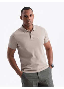 Jednokolorowa koszulka męska polo BASIC z dzianiny pique - ciemnobeżowa V5 OM-POBS-0100 ze sklepu ombre w kategorii T-shirty męskie - zdjęcie 176281790