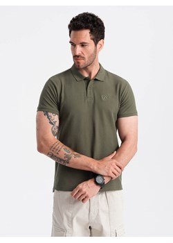 Męska jednokolorowa koszulka polo BASIC z dzianiny pique - ciemnooliwkowa V6 OM-POBS-0100 ze sklepu ombre w kategorii T-shirty męskie - zdjęcie 176298291