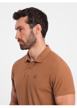 Męska koszulka polo jednokolorowa BASIC z dzianiny pique - brązowa V23 OM-POBS-0100 ze sklepu ombre w kategorii T-shirty męskie - zdjęcie 176299561