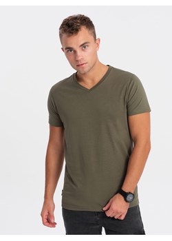 Męska klasyczna bawełniana koszulka z dekoltem w serek BASIC - ciemnooliwkowa V6 OM-TSBS-0145 ze sklepu ombre w kategorii T-shirty męskie - zdjęcie 176307423