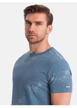 Męski t-shirt fullprint z rozrzuconymi literami - niebieski denim V3 OM-TSFP-0179 ze sklepu ombre w kategorii T-shirty męskie - zdjęcie 176308512