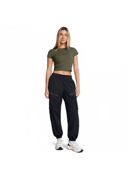 Damskie spodnie treningowe Under Armour Unstoppable Cargo Pant - czarne ze sklepu Sportstylestory.com w kategorii Spodnie damskie - zdjęcie 176309443