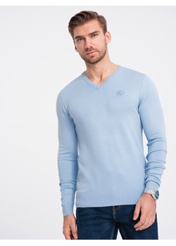 Elegancki męski sweter V-neck BASIC z wiskozą –jasnoniebieski V10 OM-SWBS-0107 ze sklepu ombre w kategorii Swetry męskie - zdjęcie 176316320