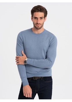 Sweter męski klasyczny z wiskozą BASIC z okrągłym dekoltem – błękitny V10 OM-SWBS-0106 ze sklepu ombre w kategorii Swetry męskie - zdjęcie 176326551