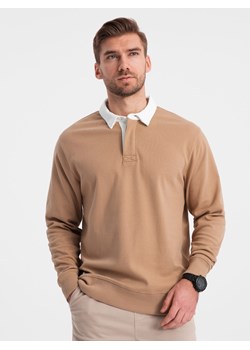 Bluza męska z białym kołnierzykiem polo - jasnobrązowa V8 OM-SSNZ-0132 ze sklepu ombre w kategorii Bluzy męskie - zdjęcie 176326682