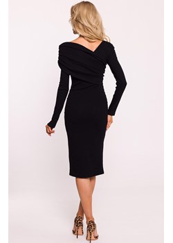 Prążkowana sukienka midi z asymetrycznym dekoltem czarna M820, Kolor czarny, Rozmiar 2XL/3XL, MOE ze sklepu Intymna w kategorii Sukienki - zdjęcie 176390530