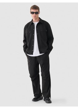 Męskie spodnie casual tkaninowe Outhorn OTHWAW24TTROM0894 - czarne ze sklepu Sportstylestory.com w kategorii Spodnie męskie - zdjęcie 176421483