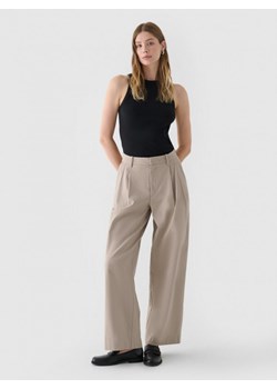 Damskie spodnie casual tkaninowe Outhorn OTHWAW24TTROF0904 - brązowe ze sklepu Sportstylestory.com w kategorii Spodnie damskie - zdjęcie 176421501