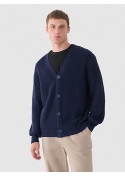 Męski sweter kardigan Outhorn OTHWAW24TSWEM096 - granatowy ze sklepu Sportstylestory.com w kategorii Swetry męskie - zdjęcie 176422030