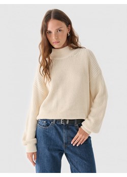 Damski sweter Outhorn OTHWAW24TSWEF089 - beżowy ze sklepu Sportstylestory.com w kategorii Swetry damskie - zdjęcie 176422761
