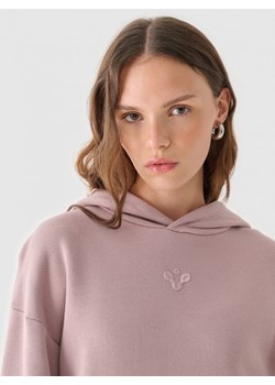 Damska bluza dresowa nierozpinana z kapturem Outhorn OTHWAW24TSWSF1919 - różowa ze sklepu Sportstylestory.com w kategorii Bluzy damskie - zdjęcie 176422830