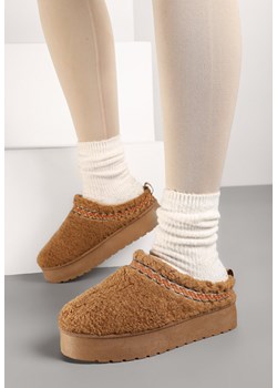 Brązowe Wsuwane Kapcie na Platformie z Ozdobnym Haftem Olisia - id: 290669 - marki born2be - 176430394 Brązowe Wsuwane Kapcie na Platformie z Ozdobnym Haftem Olisia ze sklepu born2be.pl w kategorii Kapcie damskie - zdjęcie 176430394