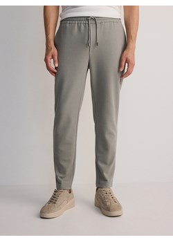 Reserved - Spodnie slim fit z wiązaniem - jasnozielony ze sklepu Reserved w kategorii Spodnie męskie - zdjęcie 176433650