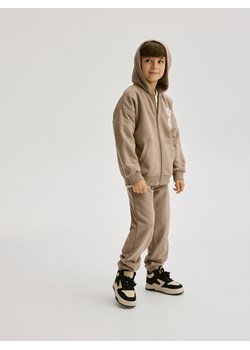 Reserved - Sportowy komplet z nadrukiem - beżowy ze sklepu Reserved w kategorii Komplety chłopięce - zdjęcie 176439870